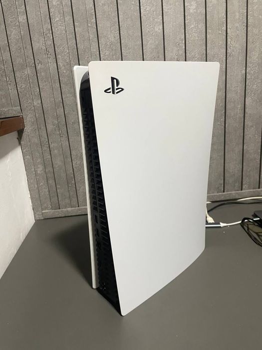 PlayStation 5 в отличном состоянии + Игры (UFC 5, GTA 5)