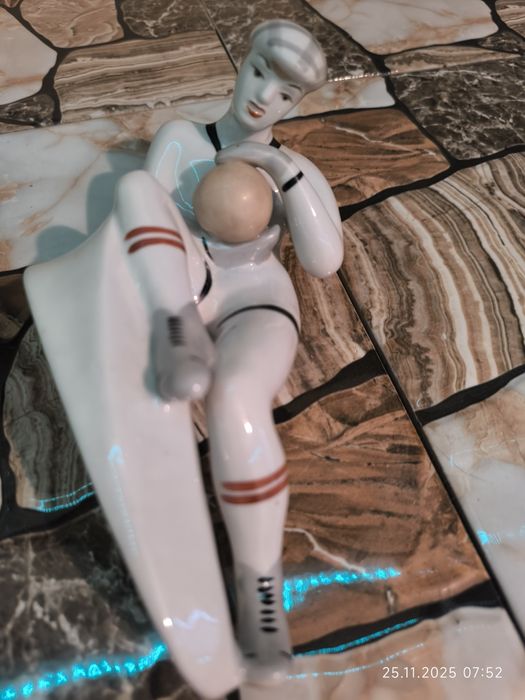 Фарфоровая статуэтка.