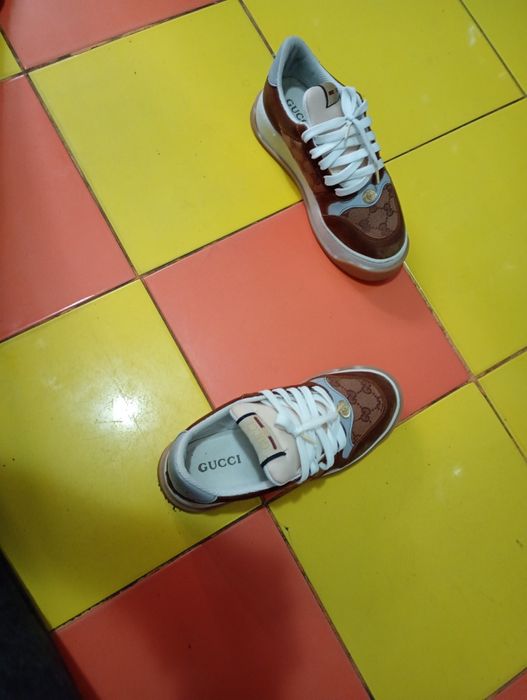Vând adidași Gucci mărimea 39  i