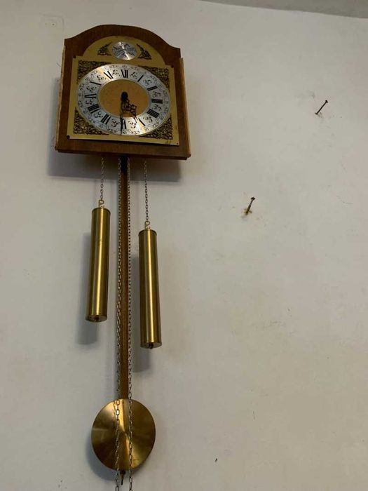 Ceas de perete cu pendula si doua greutati