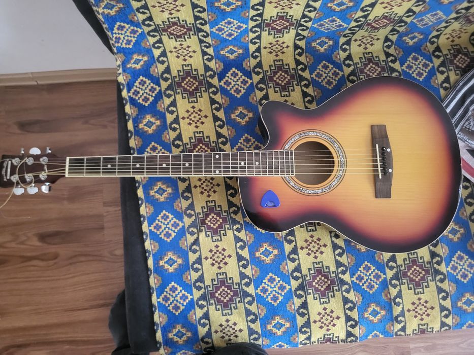 Продаётся гитара.