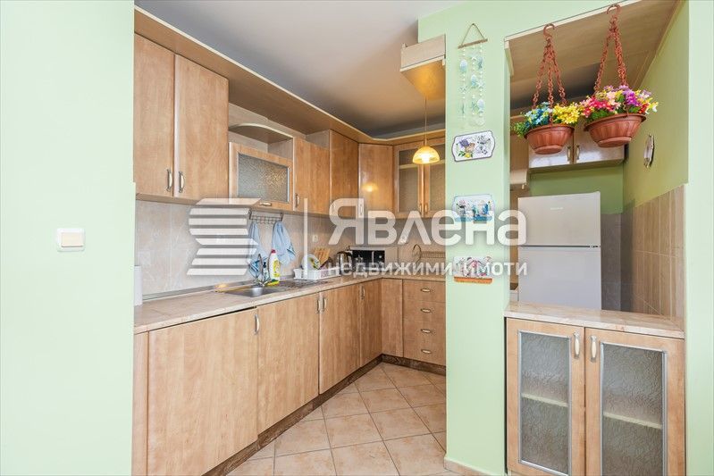 Чудесно фамилно жилище с голяма дневна с френски прозорци!