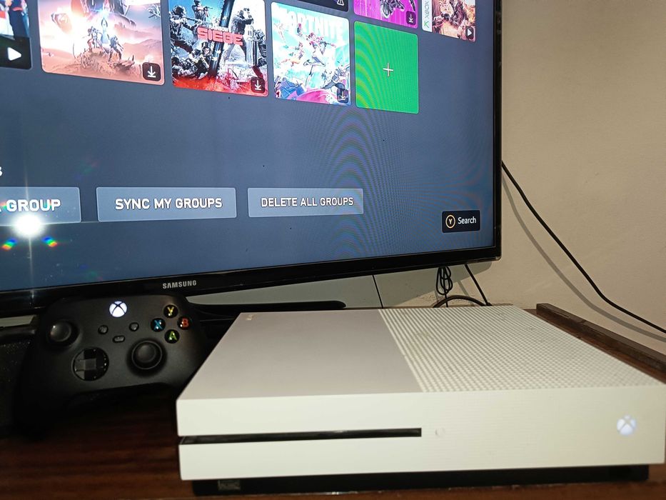Xbox One S 500GB с 1 джойстик и диск
