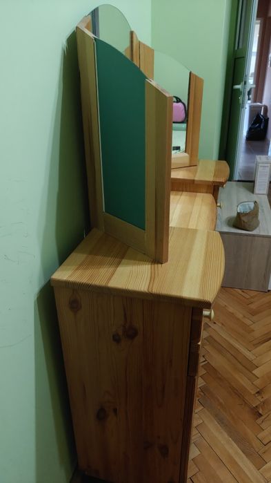 Продавам дървена тоалетка с огледало