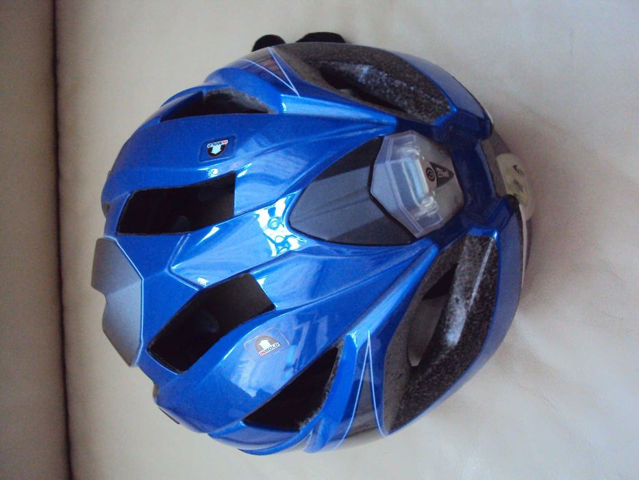 Велосипедна каска със сигнални лампички