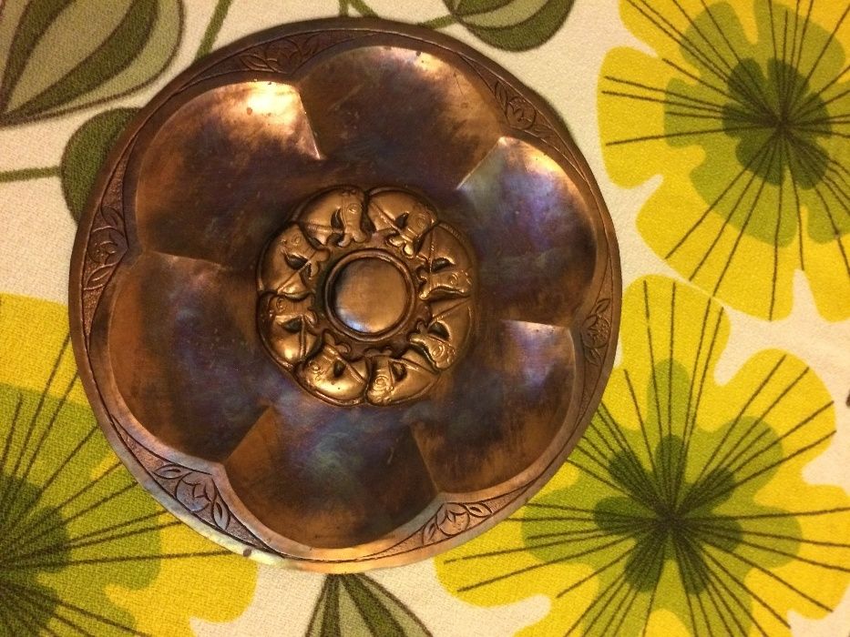 Медни и дървени декоративни предмети, месингова ваза и медна чаша.