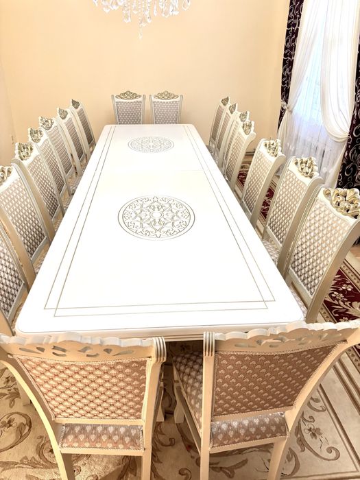 Стол и стулья для гостиной