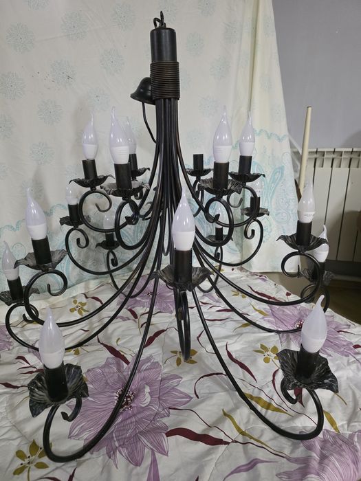 Бра и большая люстра