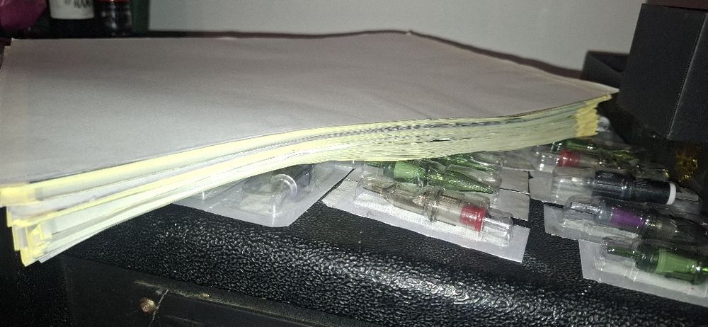 Se vinde aparat de tatuat și tot ce se vede în poze