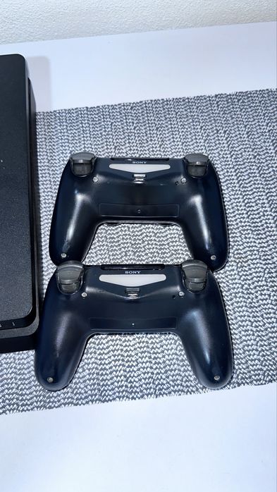 Vand PlayStation 4 +4 controlare