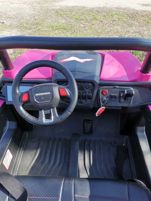 Акумулаторен джип  с два  кумулатора по 12 волта.