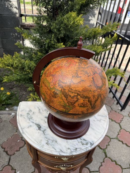 Mini-bar elegant in forma de glob