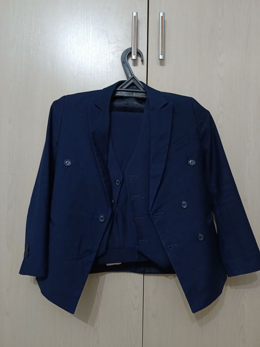 Продам школьные костюмы