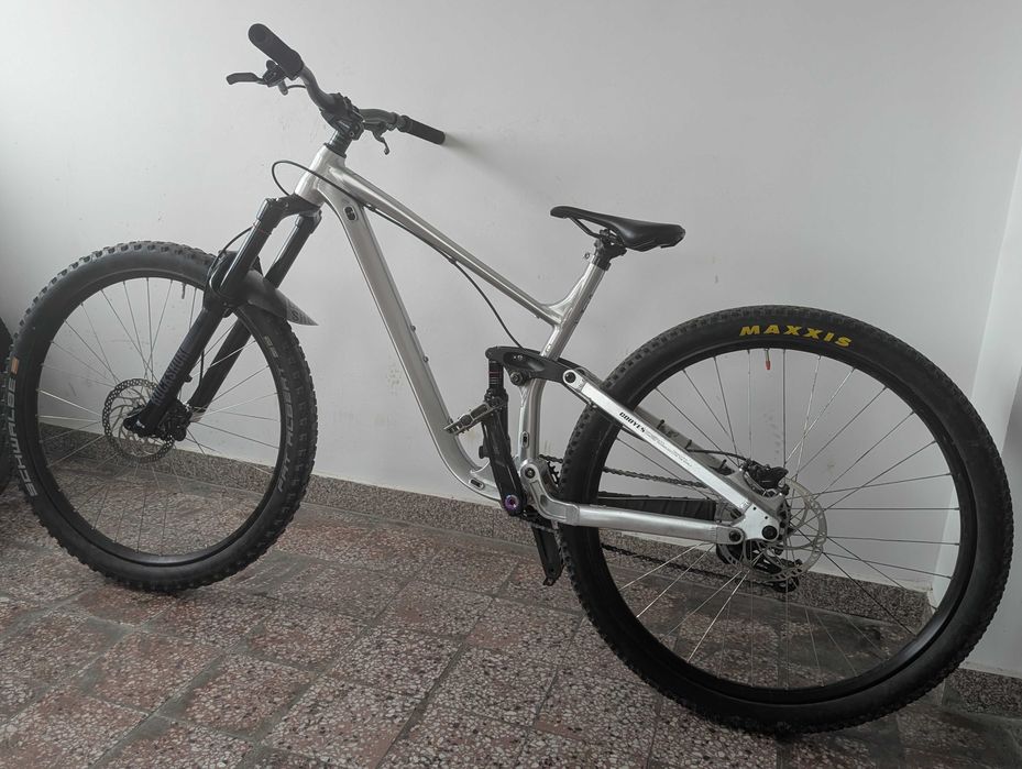 Vând bicicletă full suspension