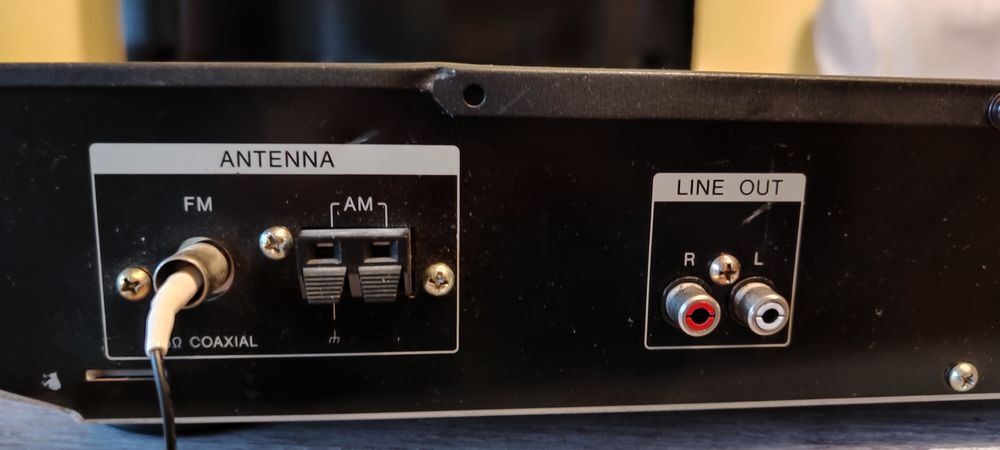 Vând boxe. și un Tuner Sony