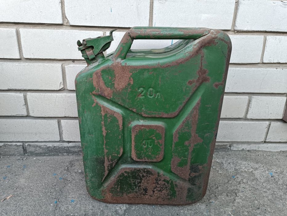 Продам канистры 20л