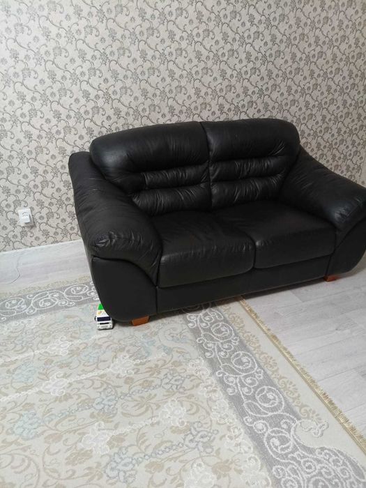 продам кожанный офисный диван