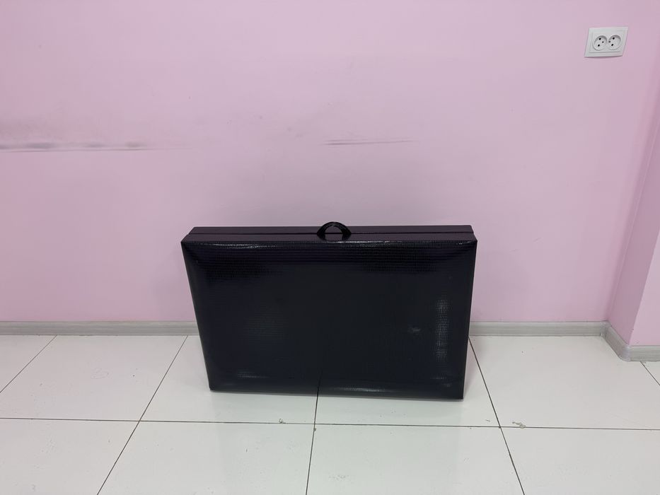 Продается кушетка, лампа, пуфик.