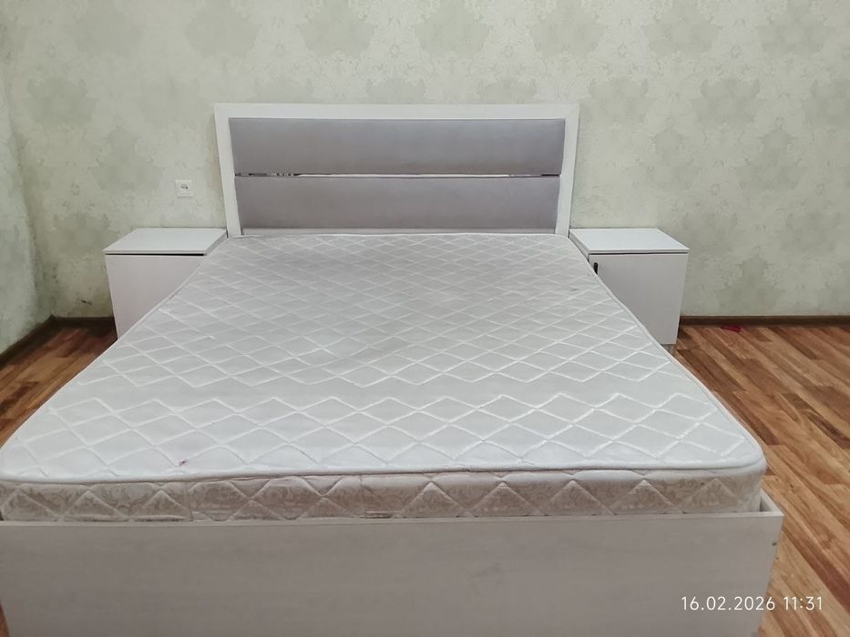 Диван двуспальная с механизмом с матрасом итумбами