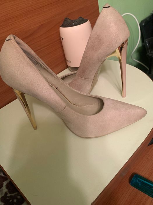 Vand stiletto marimea 35