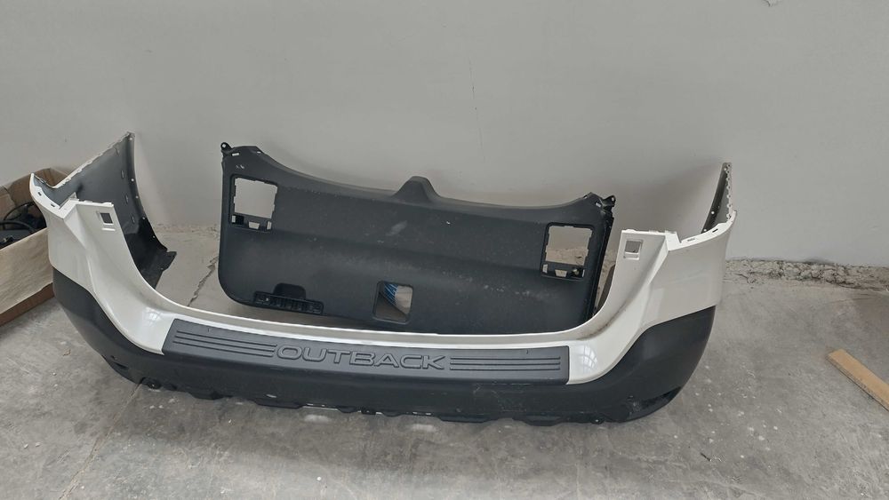 Продавам задна броня за Субару Аутбек 2022 - 2025