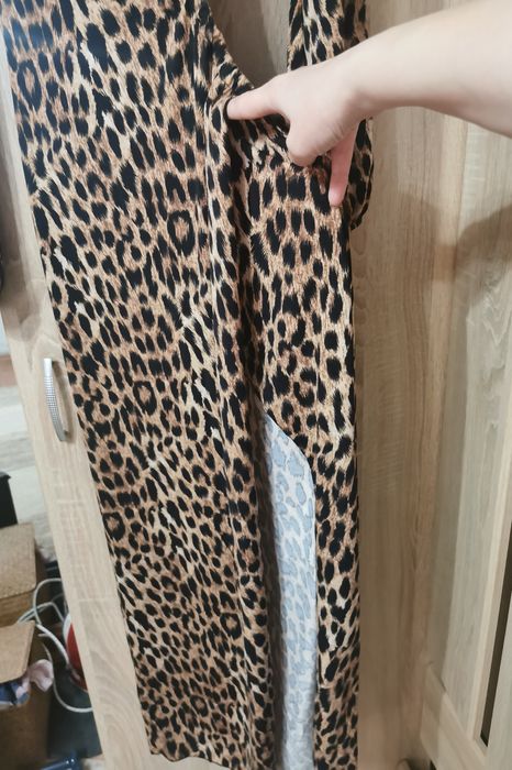 Vând rochie animal print