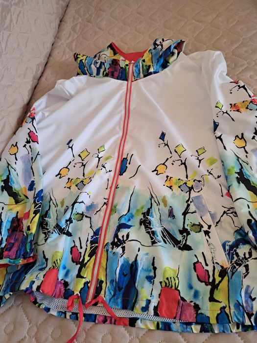 Дамско ЯКЕ – ветровка, размер 3XL, в свежи, слънчеви цветове.