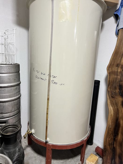 Butoi de vin cu capac florant