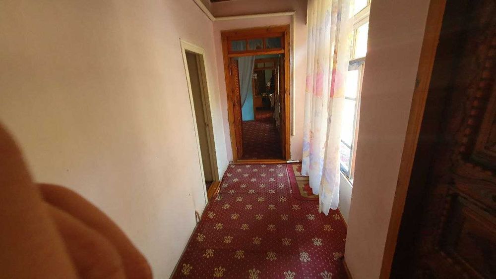 Срочно ховли уй сотилади. 13 хонадан иборат ЦЕНТРДА.