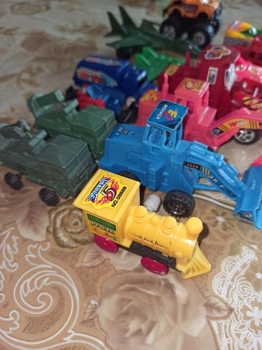 Детски играчки ( колички и животни)