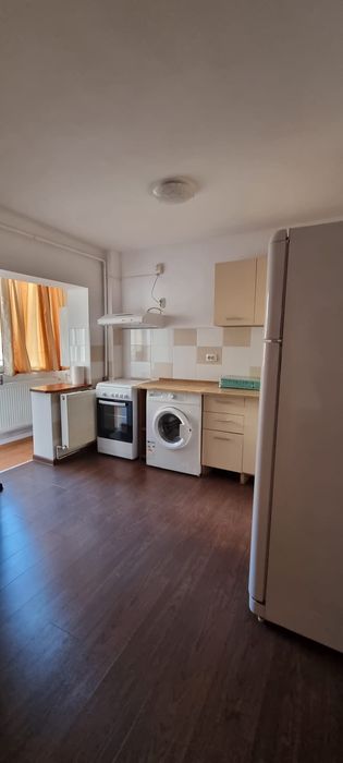 Închiriez apartament trei camere