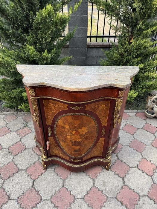 Comoda din lemn masiv cu intarsii, elemente bronz si blat marmura