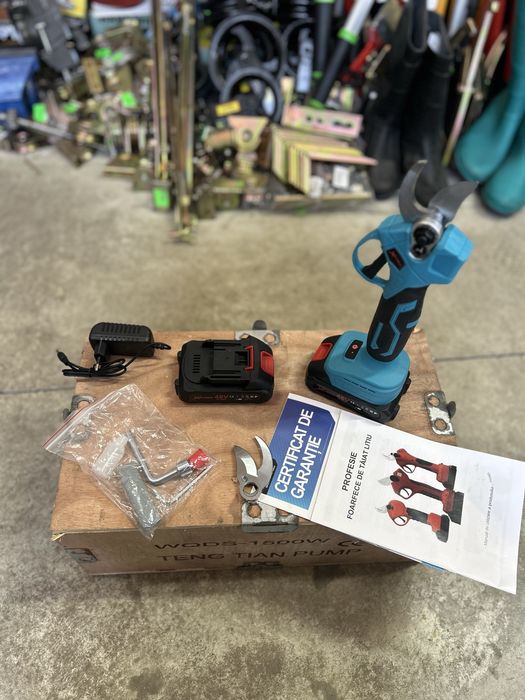 Foarfeca electrica cu 2 acumulatori + accesori