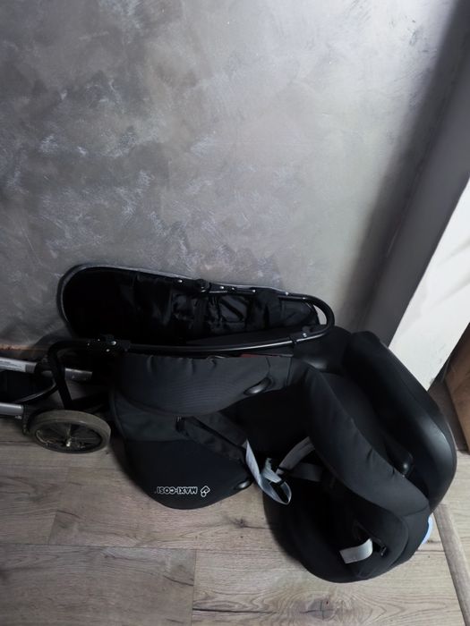 Vand scaun auto pentru copii( putin folosit) vine si cu un balansoar
