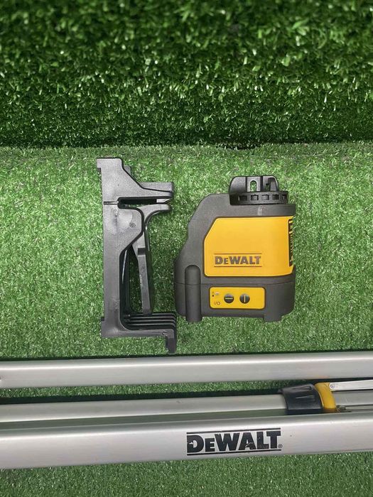 Чисто нов лазерен нивелир на DeWALT DW088CG със стойка