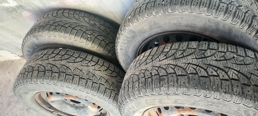 Комплект зимних шин 215/65 R16