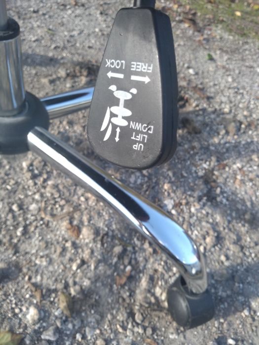 Голям удобен офис стол за претапицирание .