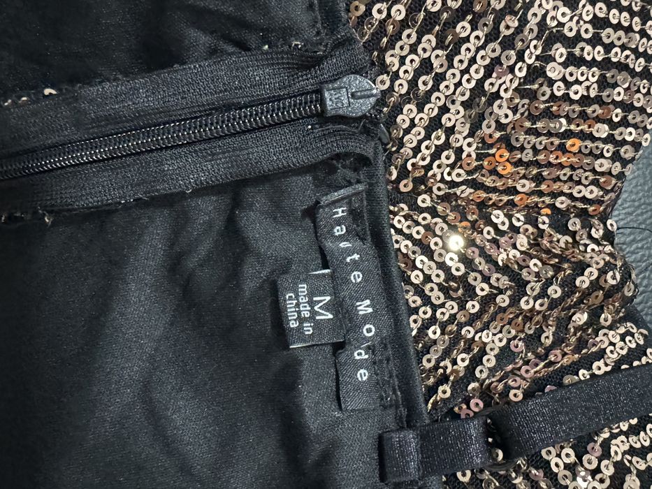 Vand rochita cu paiete aurii