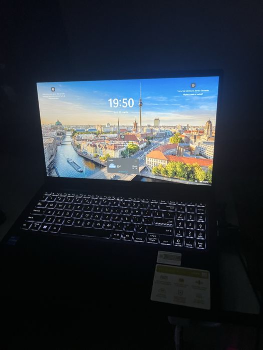 Vand laptop asus vivobook nou