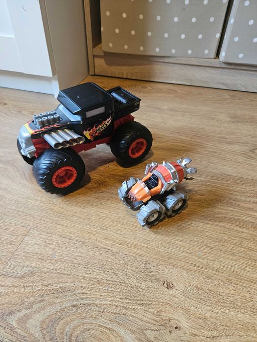 Hot Wheels set Spider + masina Boneshaker