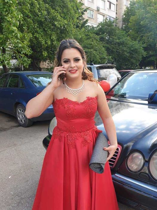 Червена и нежна бална рокля