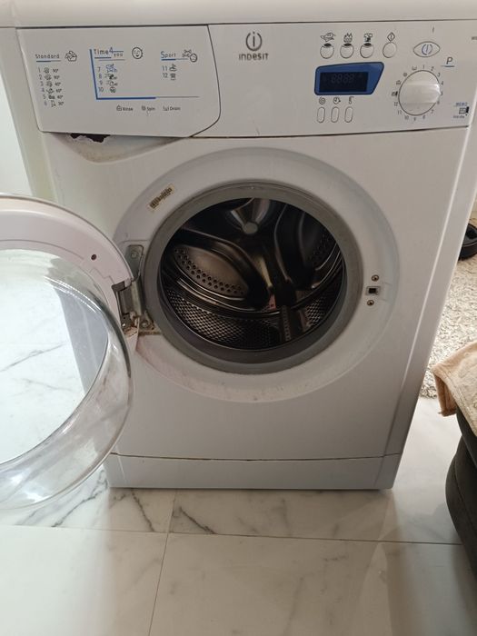 Vând mașina de spălat rufe Indesit