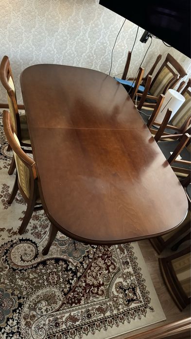 Сервант и стол со стульями