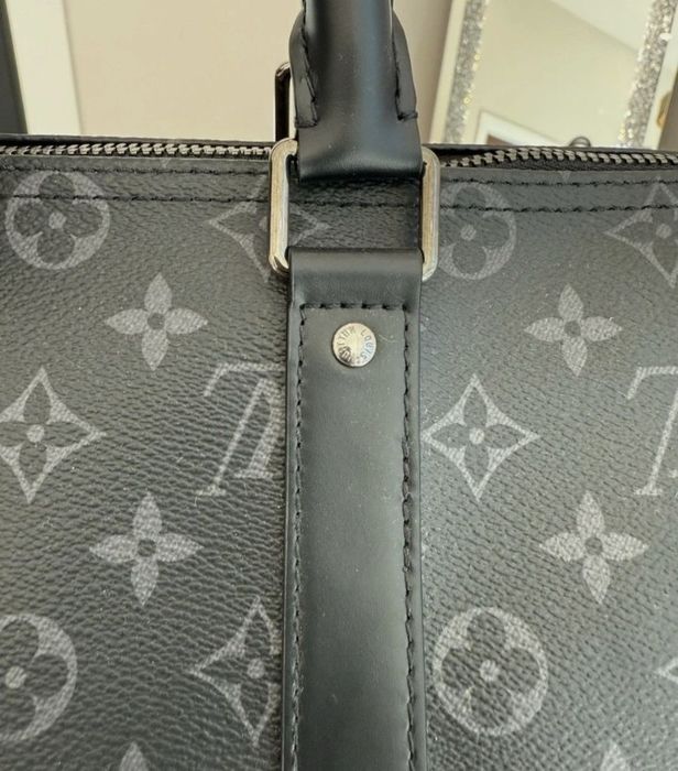 Geanta voiaj unisex, logo metalic, feronerie metalica inscriptionata, curea detasabila umăr, saculet, etichetă