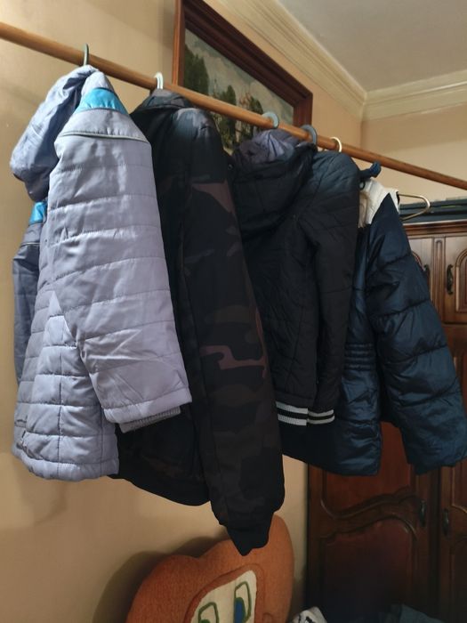 Продаю мальчиковые куртки и безрукавка