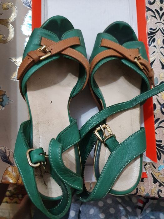 Продам кожанные босоножки