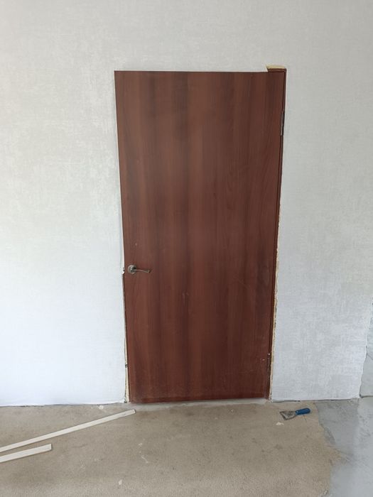 Дверь бу межкомнатная 2 шт, с ручкой и навесом.