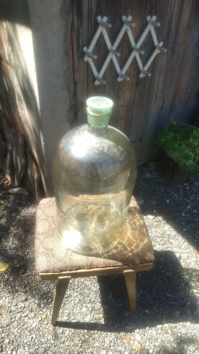 Стъклени дамаджами за вино и ракия.