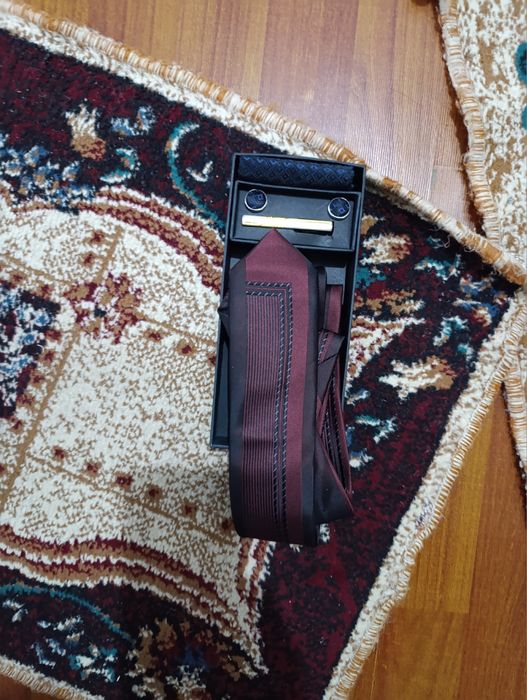 Продам галстук новый