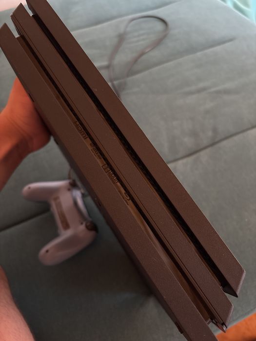 Vand ps4 pro in stare buna de functionare